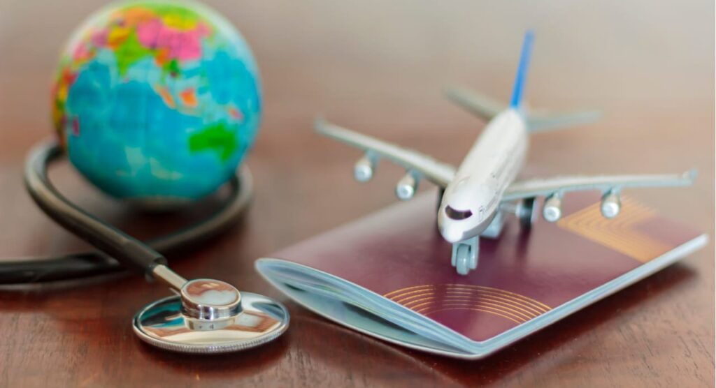 Viajero consultando su seguro de viaje internacional antes de embarcar en el aeropuerto